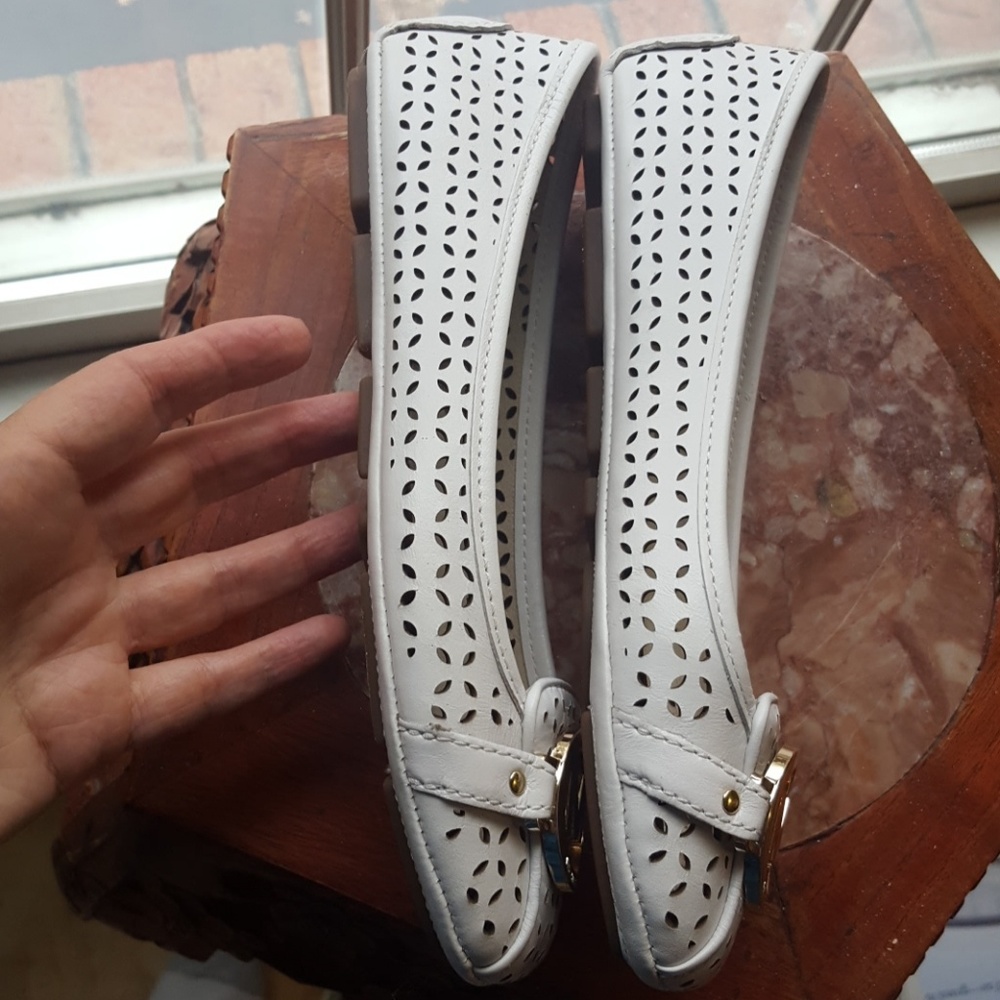 Michael Kors White & Gold Driving Mocs, size 7 - Picture 2 of 8